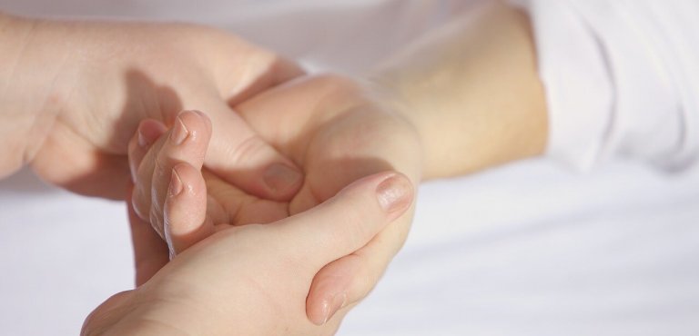Massage der Hände - Teil der Ganzkörpermassage