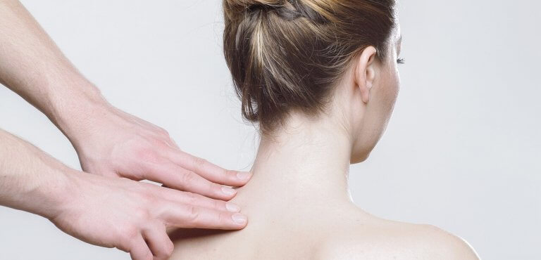 Massage des Nackens - Teil der Ganzkörpermassage