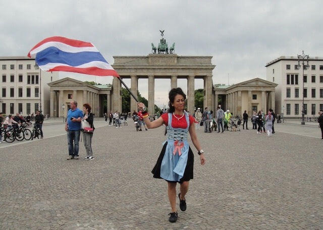 Thai-Masseurin vor Berlin Brandenburger Tor